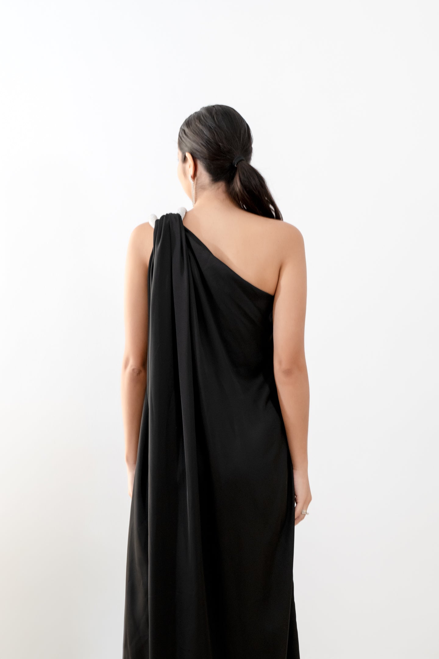 Vestido negro con detalles swarovsky